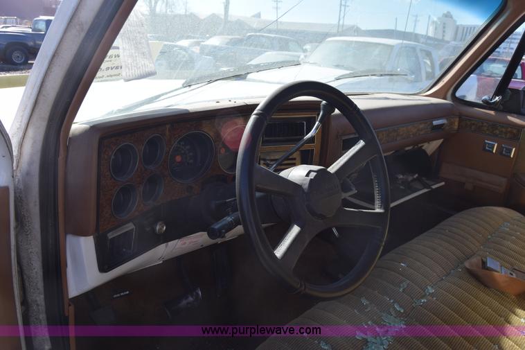 image for item L1055 1990 Chevrolet Suburban 2500 SUV