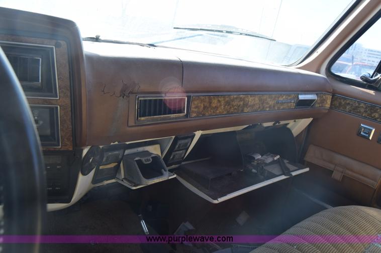 image for item L1055 1990 Chevrolet Suburban 2500 SUV