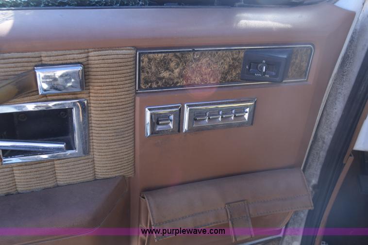 image for item L1055 1990 Chevrolet Suburban 2500 SUV