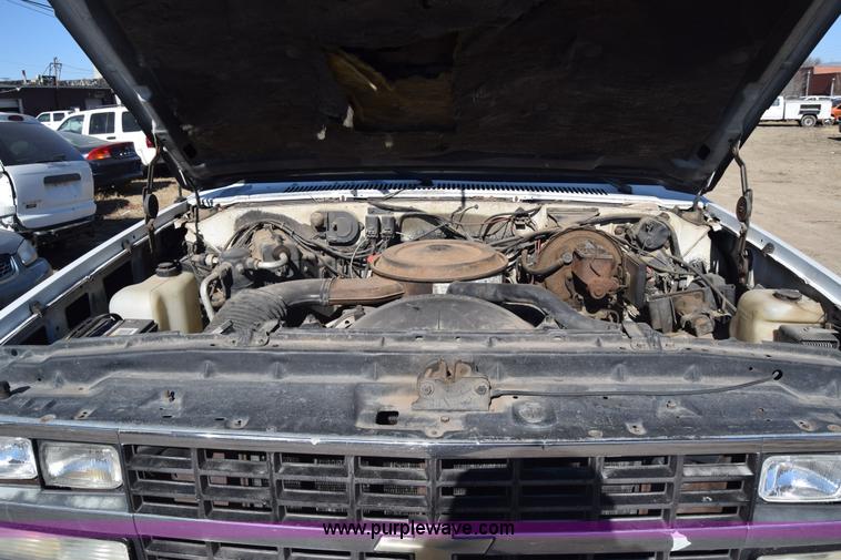 image for item L1055 1990 Chevrolet Suburban 2500 SUV