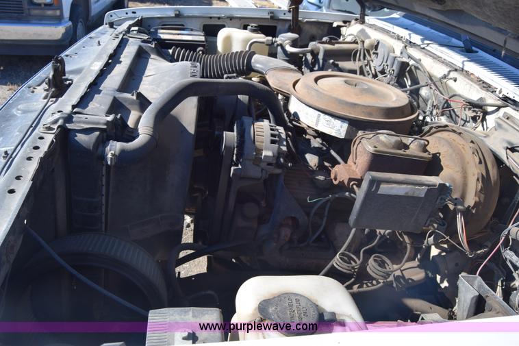 image for item L1055 1990 Chevrolet Suburban 2500 SUV