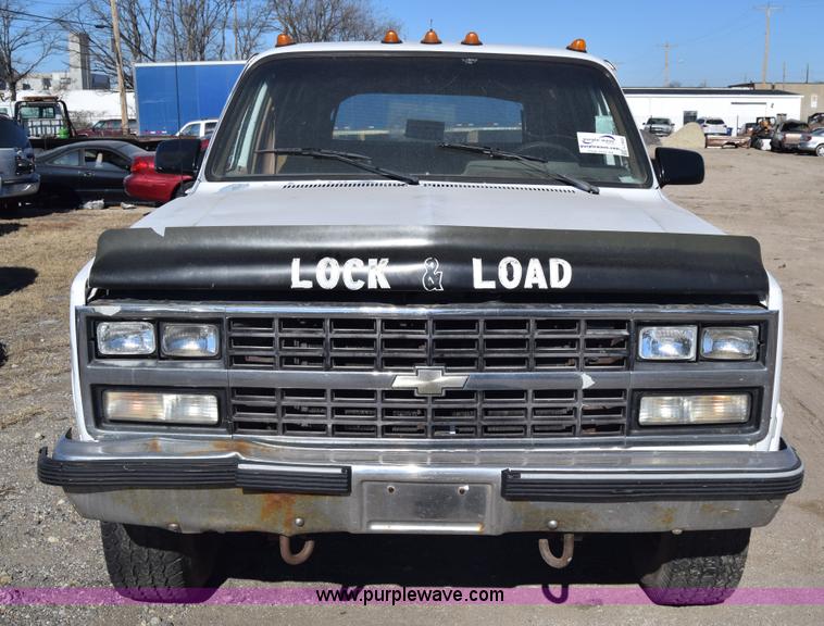 image for item L1055 1990 Chevrolet Suburban 2500 SUV