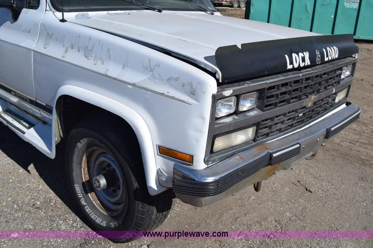 image for item L1055 1990 Chevrolet Suburban 2500 SUV