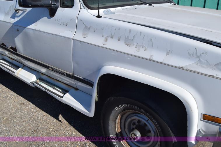 image for item L1055 1990 Chevrolet Suburban 2500 SUV