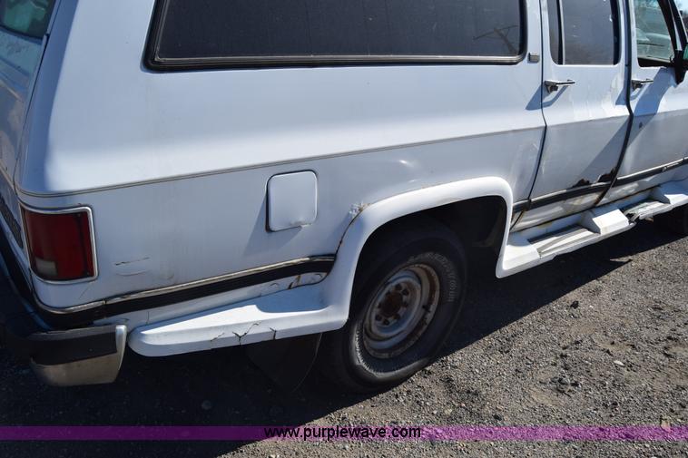 image for item L1055 1990 Chevrolet Suburban 2500 SUV