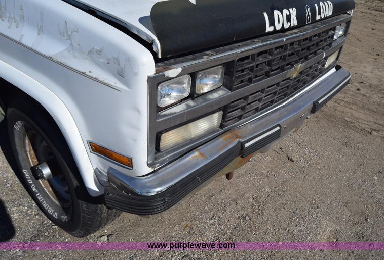 image for item L1055 1990 Chevrolet Suburban 2500 SUV