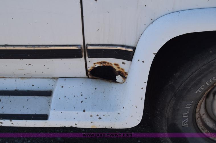 image for item L1055 1990 Chevrolet Suburban 2500 SUV