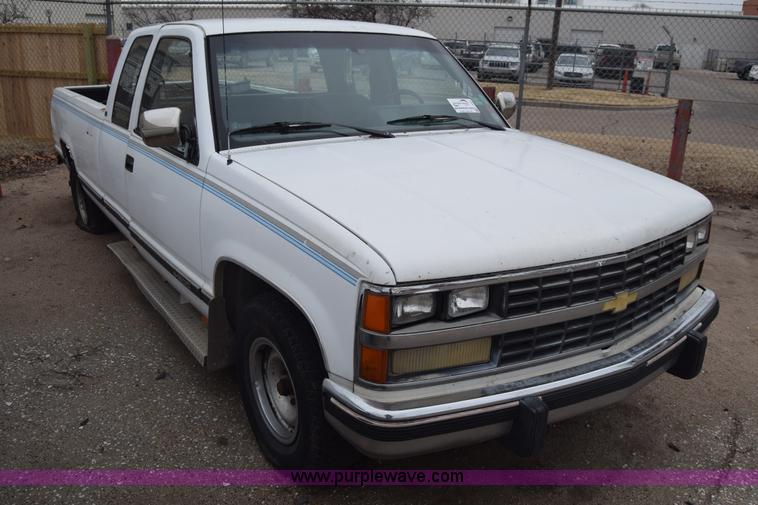 image for item L1063 1988 Chevrolet 1500 Ext. Cab pickup truck