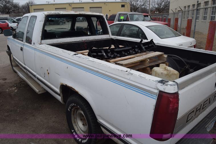 image for item L1063 1988 Chevrolet 1500 Ext. Cab pickup truck