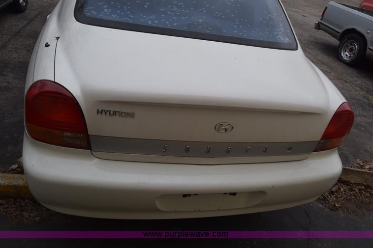 image for item L1066 2001 Hyundai Sonata