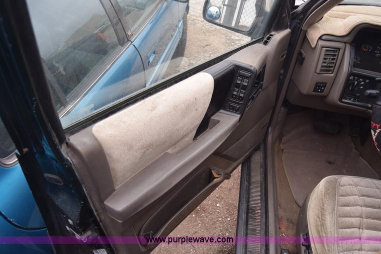 image for item L1068 1995 Jeep Grand Cherokee SE SUV