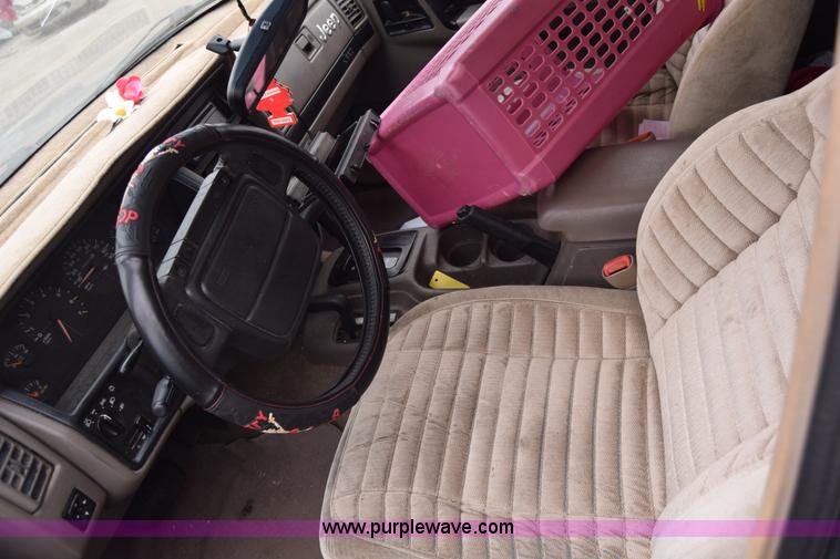 image for item L1068 1995 Jeep Grand Cherokee SE SUV