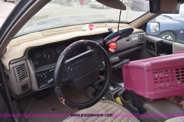 image for item L1068 1995 Jeep Grand Cherokee SE SUV