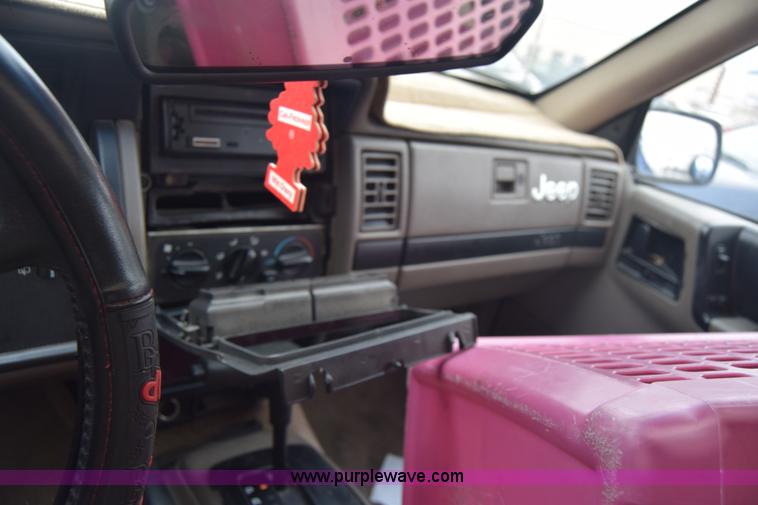 image for item L1068 1995 Jeep Grand Cherokee SE SUV