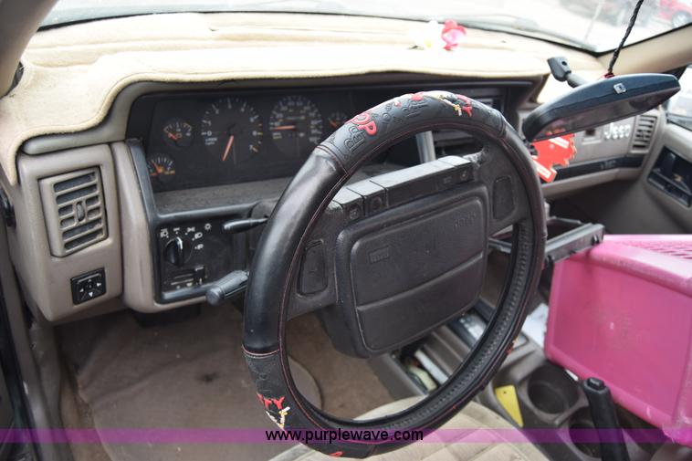 image for item L1068 1995 Jeep Grand Cherokee SE SUV