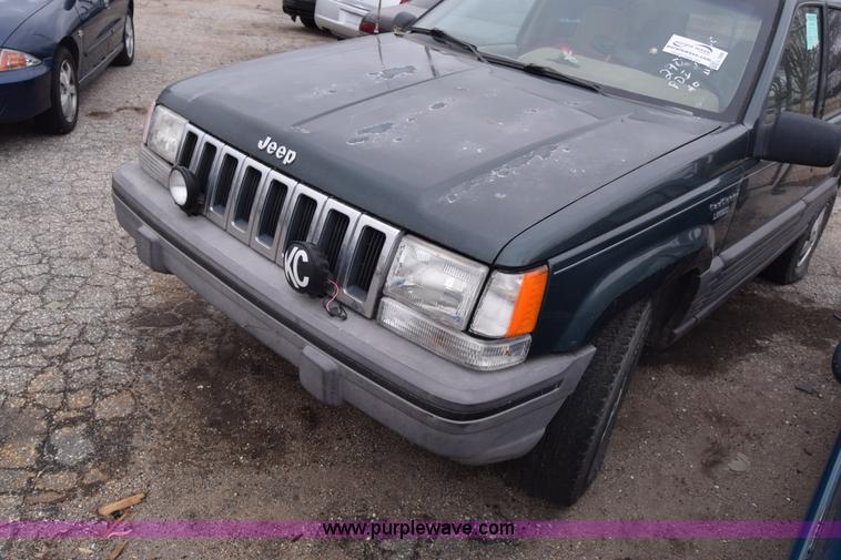 image for item L1068 1995 Jeep Grand Cherokee SE SUV