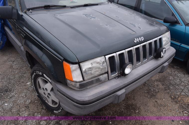 image for item L1068 1995 Jeep Grand Cherokee SE SUV