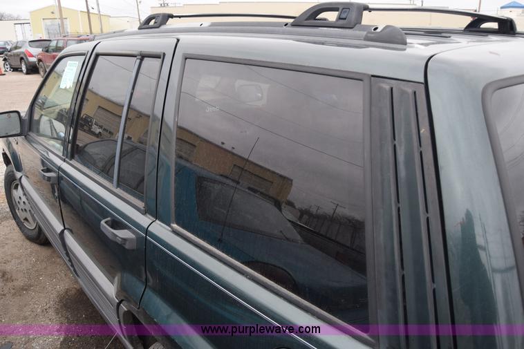 image for item L1068 1995 Jeep Grand Cherokee SE SUV