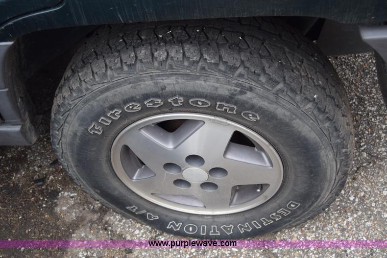 image for item L1068 1995 Jeep Grand Cherokee SE SUV