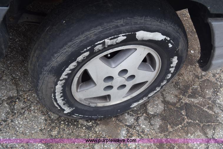 image for item L1068 1995 Jeep Grand Cherokee SE SUV