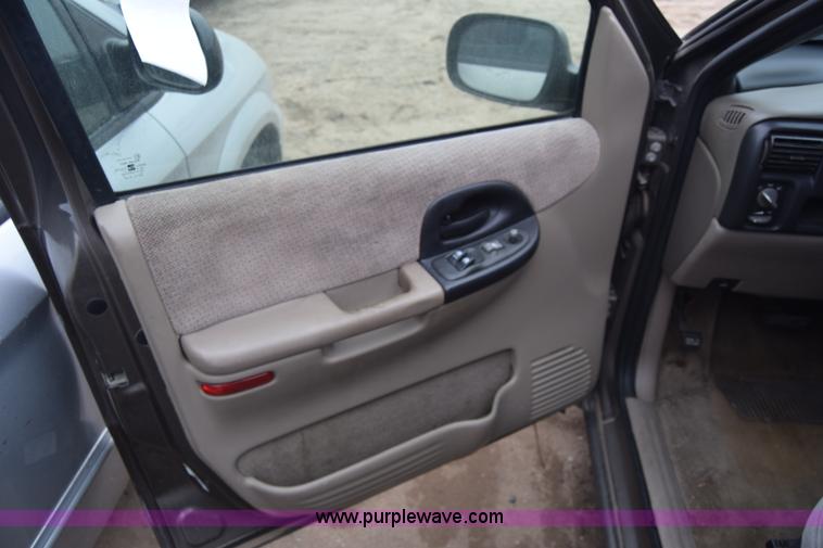 image for item L1071 2002 Pontiac Montana van