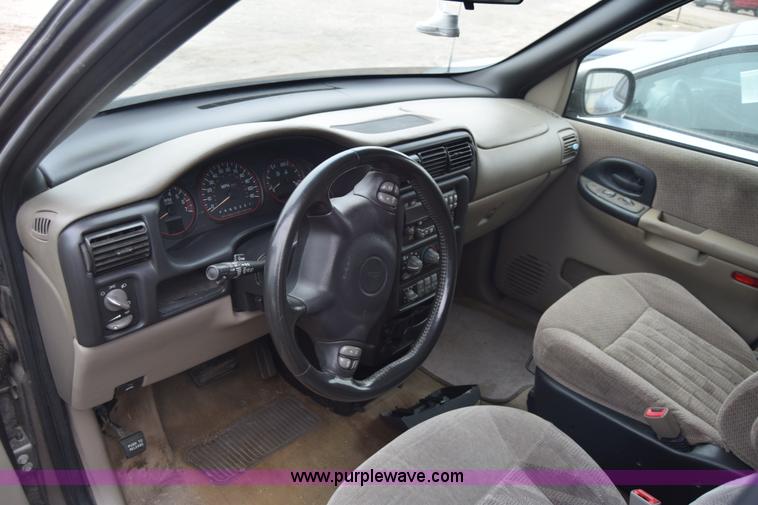 image for item L1071 2002 Pontiac Montana van