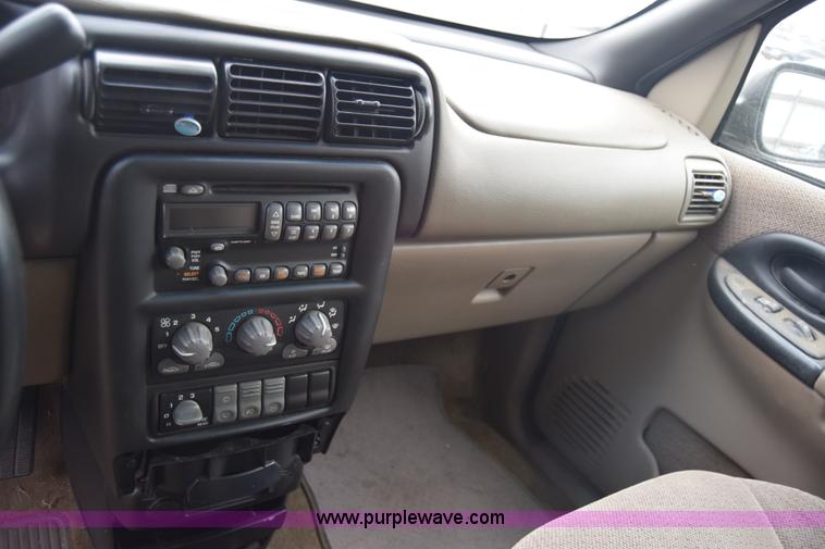 image for item L1071 2002 Pontiac Montana van