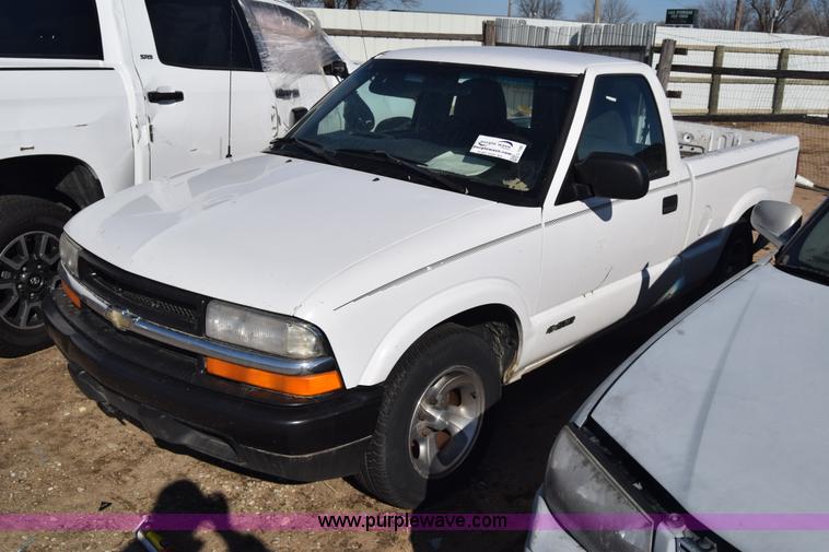 image for item L1185 2000 Chevrolet S10 pickup truck
