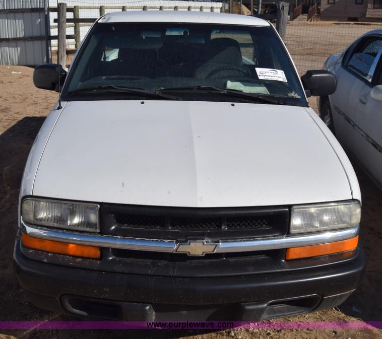 image for item L1185 2000 Chevrolet S10 pickup truck