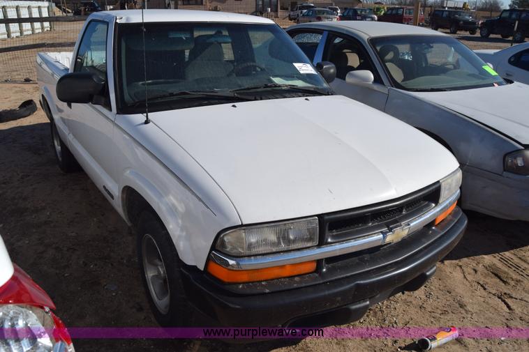 image for item L1185 2000 Chevrolet S10 pickup truck