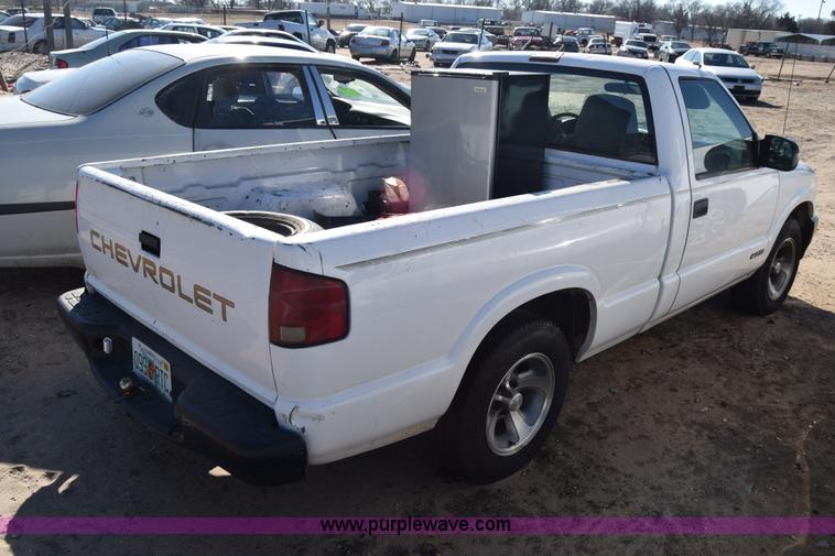 image for item L1185 2000 Chevrolet S10 pickup truck