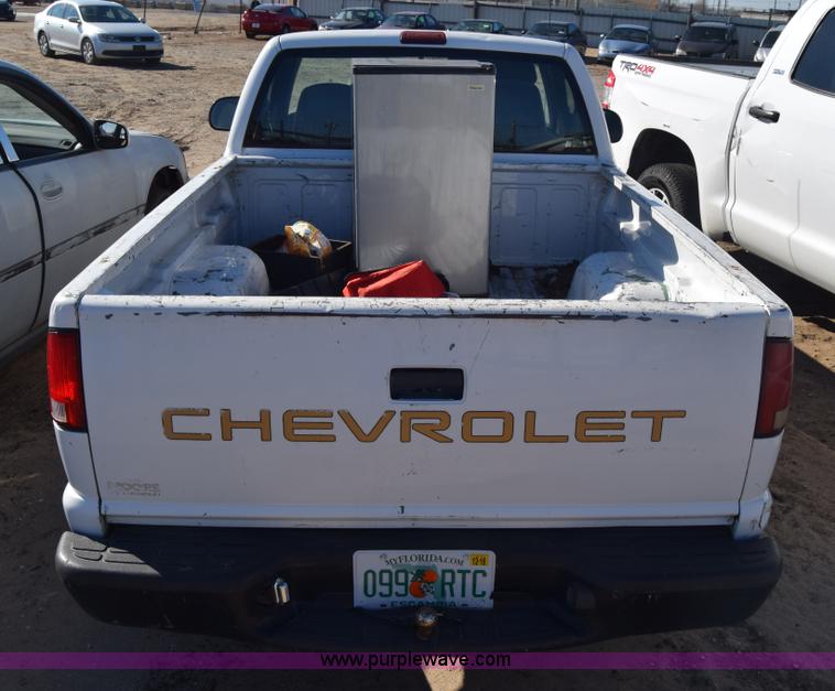 image for item L1185 2000 Chevrolet S10 pickup truck