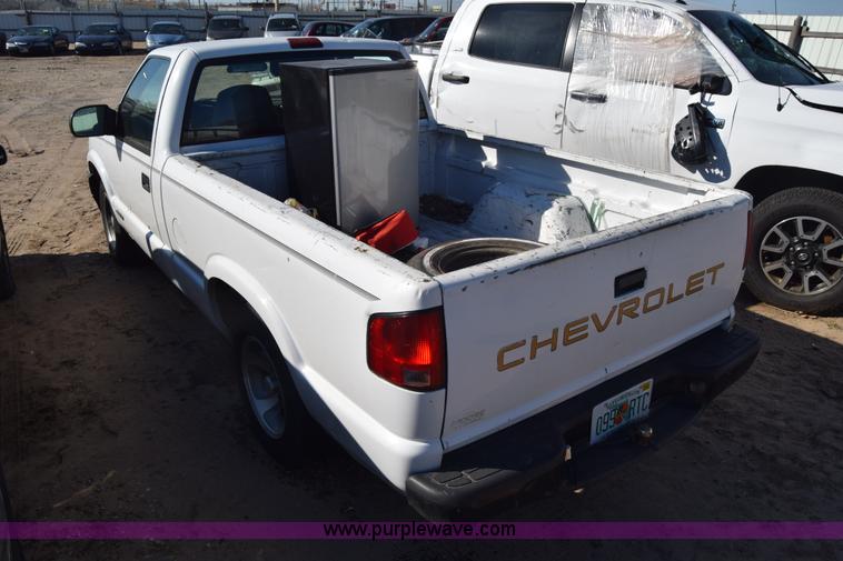 image for item L1185 2000 Chevrolet S10 pickup truck
