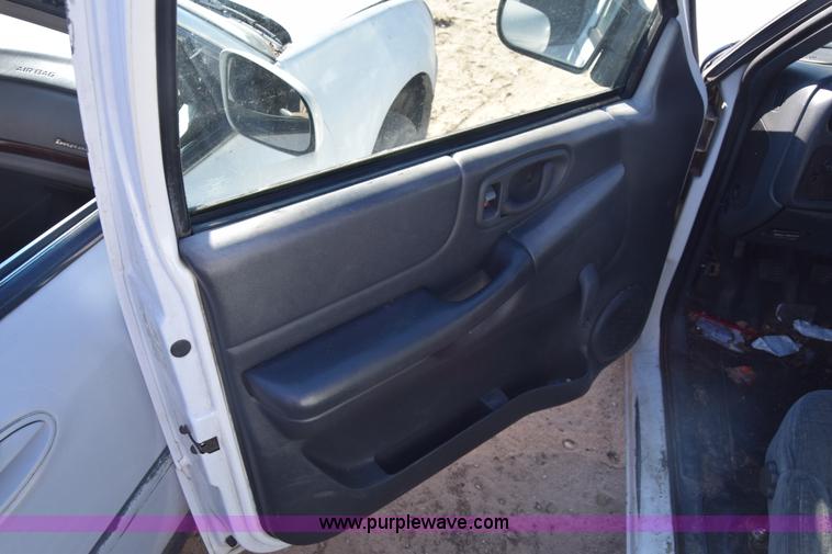 image for item L1185 2000 Chevrolet S10 pickup truck