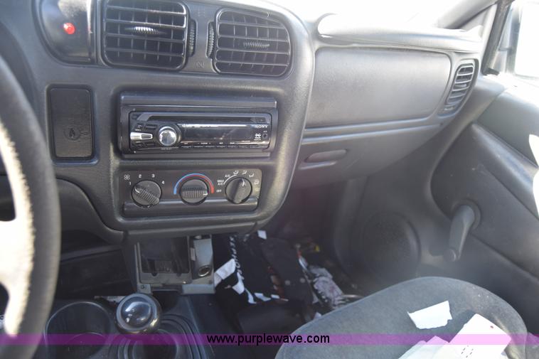 image for item L1185 2000 Chevrolet S10 pickup truck