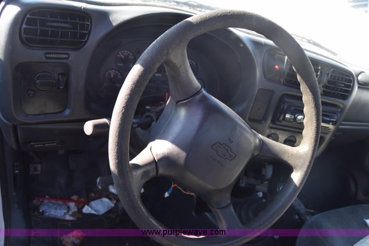 image for item L1185 2000 Chevrolet S10 pickup truck