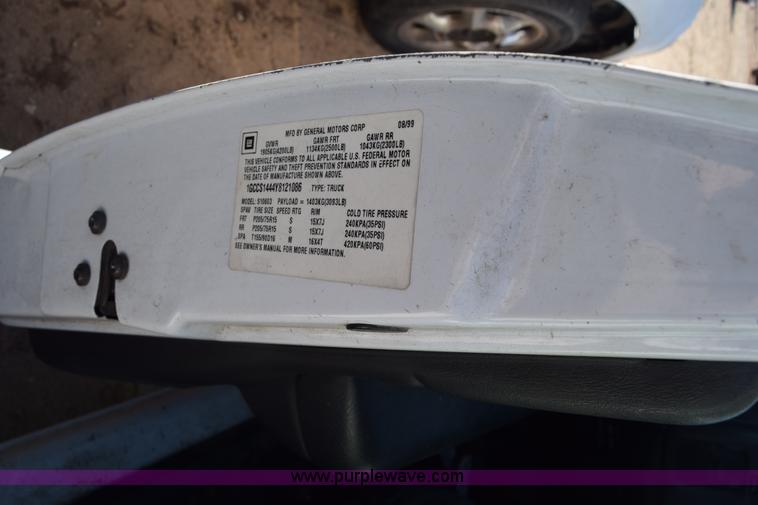 image for item L1185 2000 Chevrolet S10 pickup truck