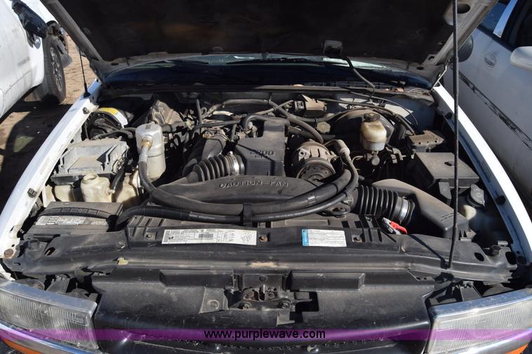 image for item L1185 2000 Chevrolet S10 pickup truck