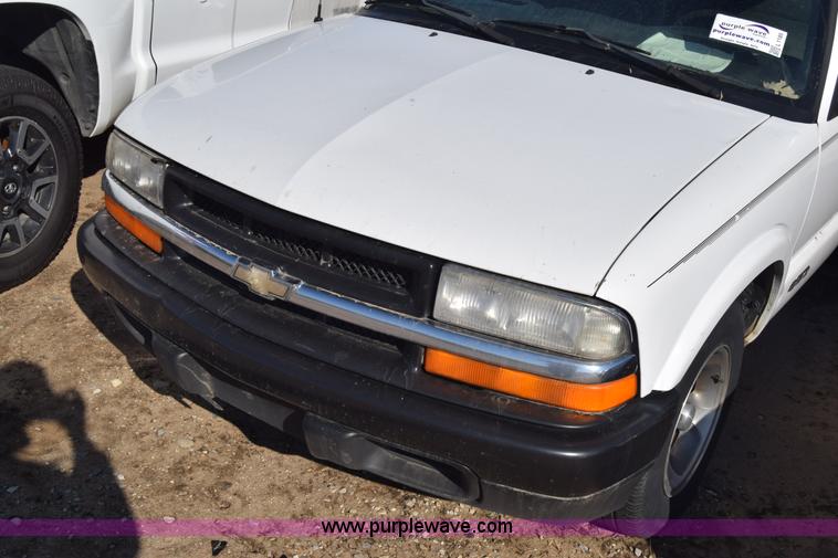 image for item L1185 2000 Chevrolet S10 pickup truck