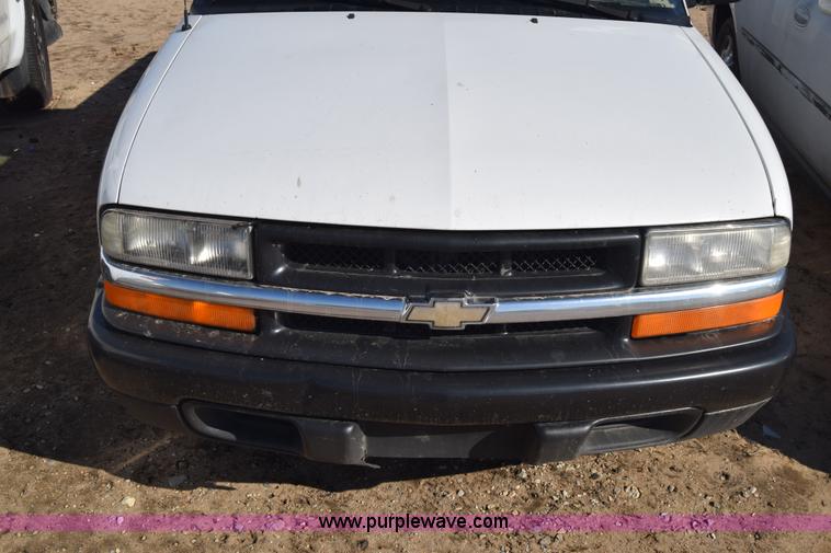 image for item L1185 2000 Chevrolet S10 pickup truck