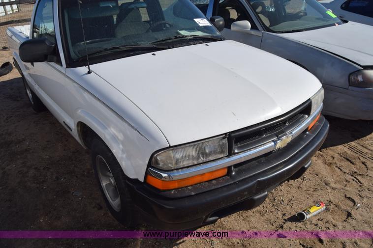 image for item L1185 2000 Chevrolet S10 pickup truck