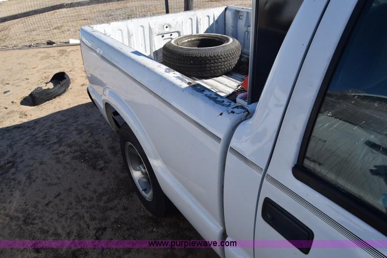 image for item L1185 2000 Chevrolet S10 pickup truck