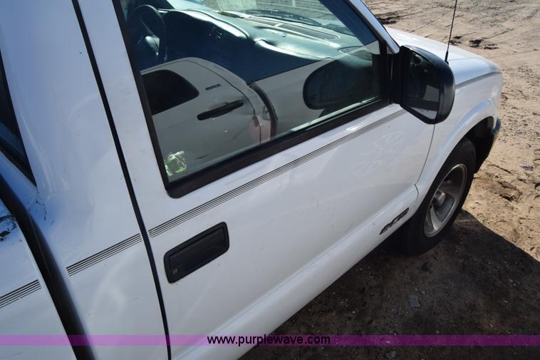 image for item L1185 2000 Chevrolet S10 pickup truck