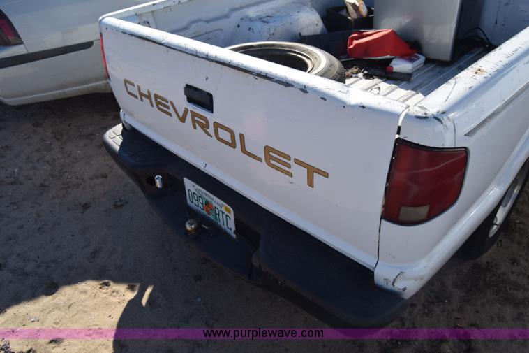 image for item L1185 2000 Chevrolet S10 pickup truck