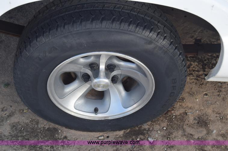 image for item L1185 2000 Chevrolet S10 pickup truck