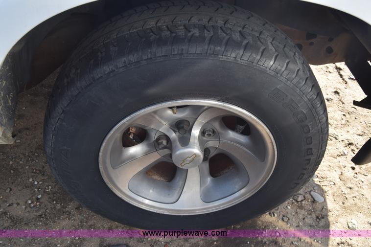 image for item L1185 2000 Chevrolet S10 pickup truck