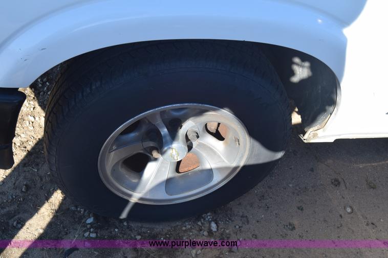 image for item L1185 2000 Chevrolet S10 pickup truck