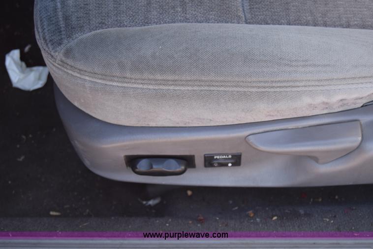 image for item L1186 2000 Ford Taurus SE