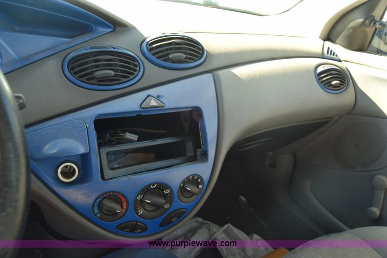 image for item L1187 2004 Ford Focus ZX3