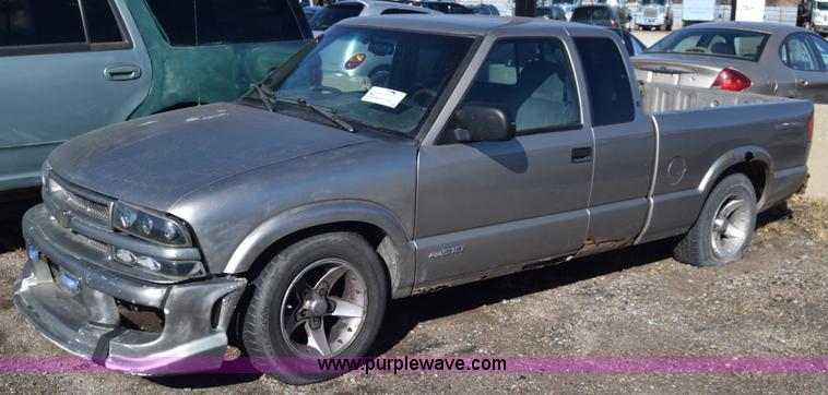 image for item L1189 2001 Chevrolet S10 pickup truck